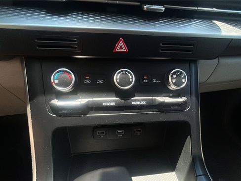 Used 2024 Kia Carnival LX FWD image 18