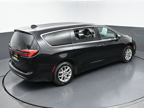 Used 2024 Chrysler Pacifica Touring-L image 44