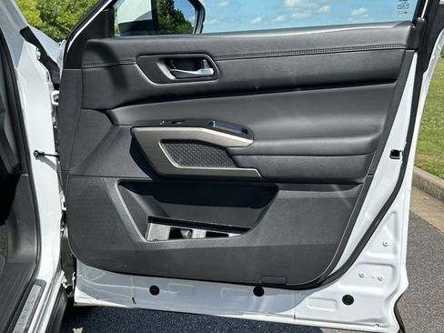 Certified 2025 Nissan Pathfinder Platinum AWD/4WD image 16