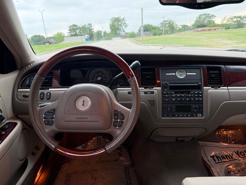 Used 2003 Lincoln Town Car Signature RWD image 13