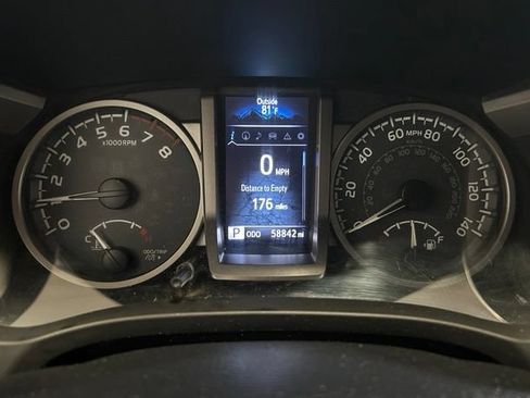 Used 2018 Toyota Tacoma SR5 AWD/4WD image 35