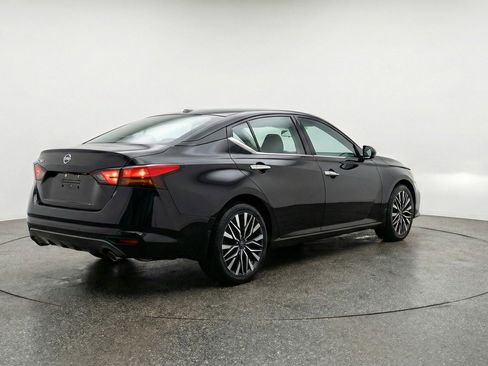Used 2025 Nissan Altima 2.5 SV FWD image 9