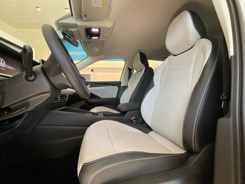 New 2025 Volkswagen Tiguan SE image 8