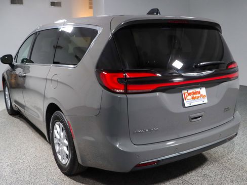 Used 2023 Chrysler Pacifica Touring-L FWD image 9