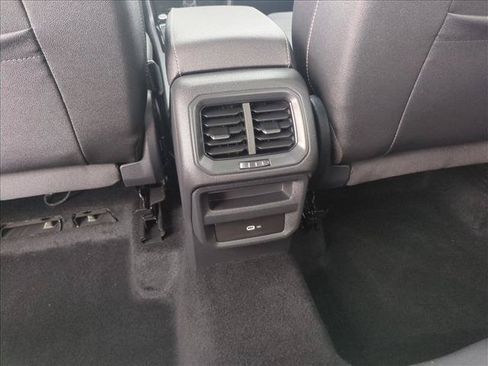 Used 2025 Volkswagen Taos SE FWD image 19