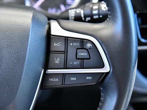 Used 2024 Toyota Highlander XLE FWD image 32