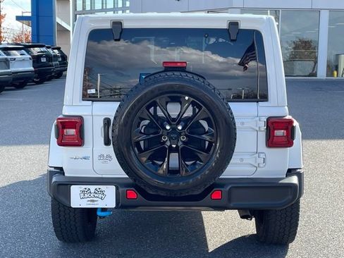 Used 2024 Jeep Wrangler Unlimited Sahara AWD/4WD image 14