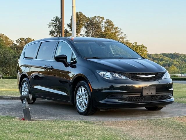 Used 2023 Chrysler Voyager LX FWD image 1