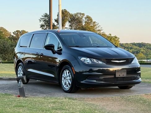 Used 2023 Chrysler Voyager LX FWD image 1