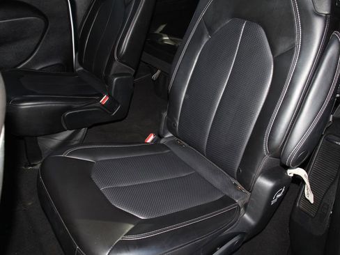 Used 2023 Chrysler Pacifica Touring-L w/ Uconnect Theater Family Group FWD image 21