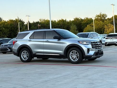 Used 2025 Ford Explorer Active w/ Active Comfort Package RWD image 6