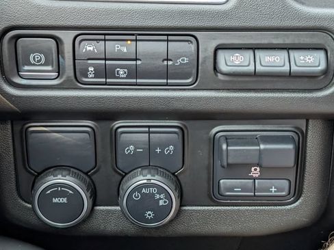 Used 2022 Chevrolet Suburban Premier w/ Premium Package RWD image 26