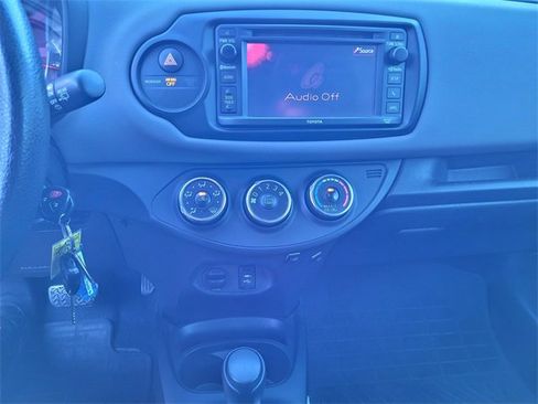 Used 2015 Toyota Yaris L image 20