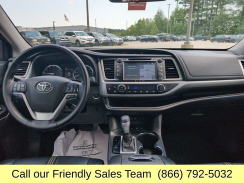 Used 2017 Toyota Highlander SE w/ Carpet Mat Package AWD/4WD image 14
