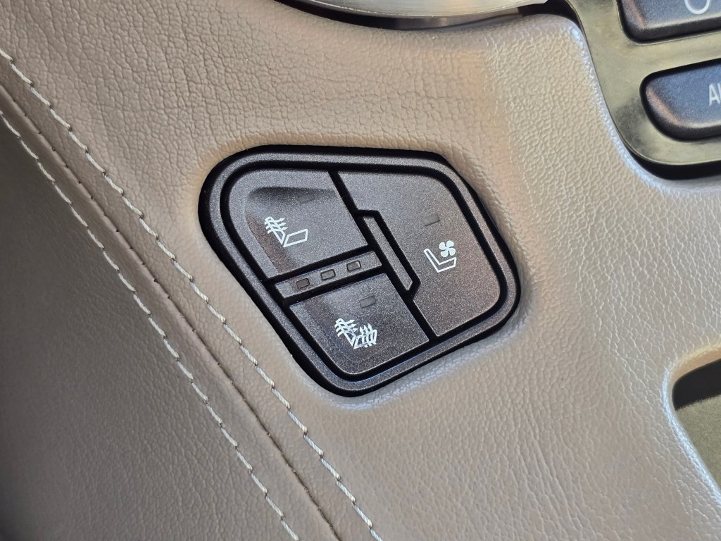 Used 2019 GMC Yukon XL SLT w/ Open Road Package AWD/4WD image 12