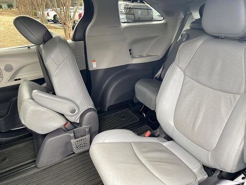 Used 2021 Toyota Sienna Limited image 12