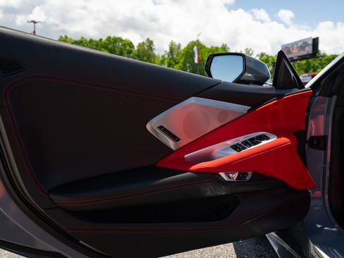Used 2024 Chevrolet Corvette Stingray Premium Conv w/ Z51 Performance Package RWD image 32