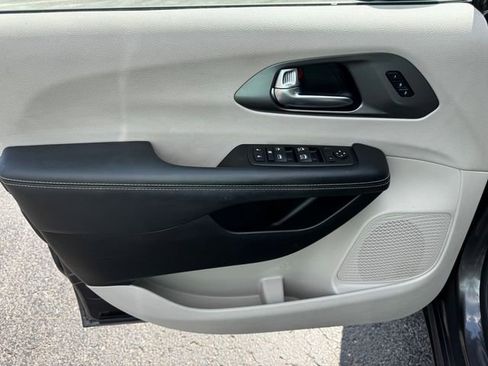 Certified 2023 Chrysler Pacifica Touring-L FWD image 21