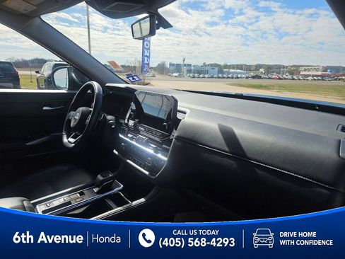 Used 2025 Nissan Pathfinder SL FWD image 18