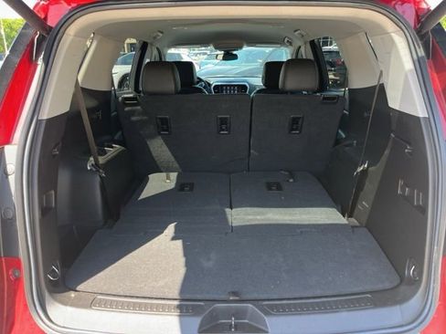Used 2023 GMC Acadia SLT FWD image 6