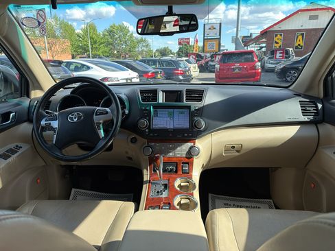 Used 2012 Toyota Highlander Limited w/ Tow Pkg AWD/4WD image 25