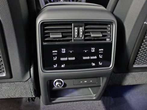 Used 2025 Porsche Cayenne image 34