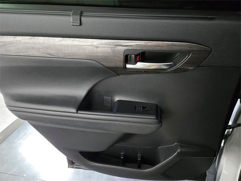 Used 2021 Toyota Highlander Platinum image 20