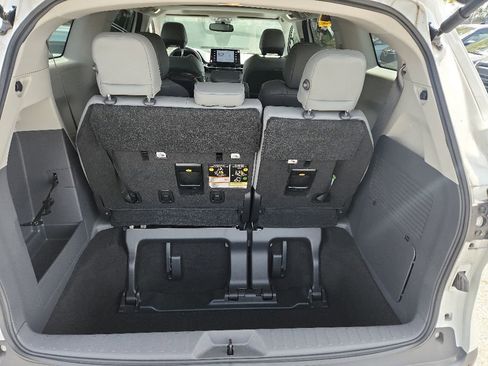 Used 2023 Toyota Sienna XLE FWD image 12