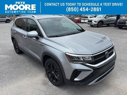 Used 2023 Volkswagen Taos SE w/ Panoramic Sunroof Package FWD image 1