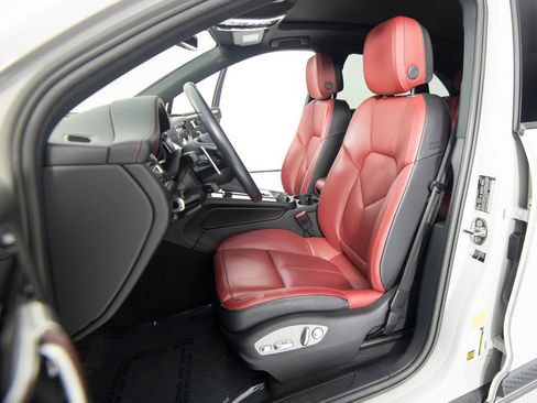 Certified 2025 Porsche Macan AWD/4WD image 17