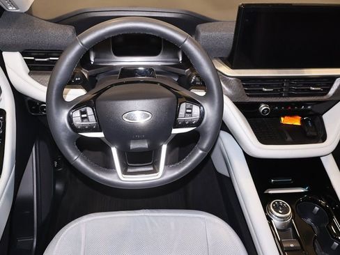 Certified 2025 Ford Explorer Platinum w/ Ultimate Package image 27