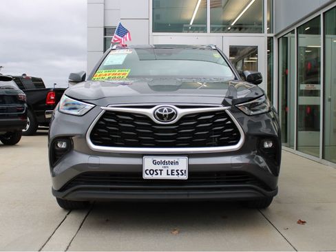 Used 2021 Toyota Highlander XLE image 2