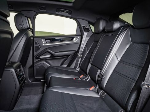 Certified 2025 Porsche Cayenne E-Hybrid Coupe AWD/4WD image 17