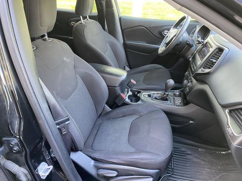 Used 2019 Jeep Cherokee Latitude w/ Popular Appearance Group AWD/4WD image 17