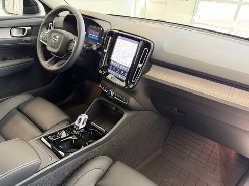 Certified 2025 Volvo XC40 B5 Plus AWD/4WD image 23
