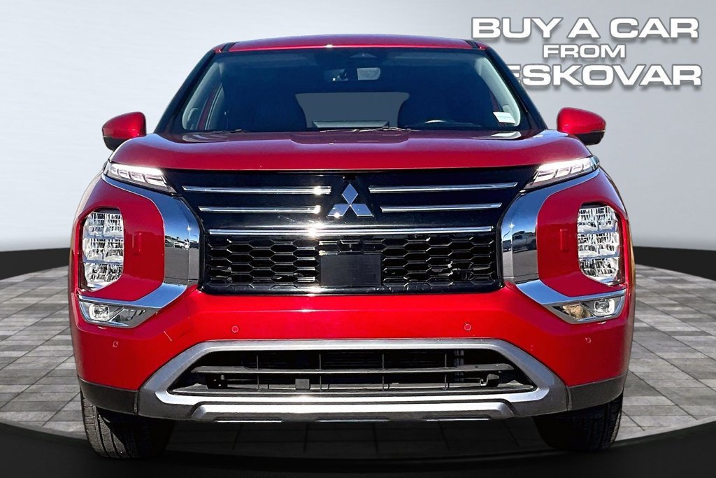 Used 2025 Mitsubishi Outlander AWD image 3