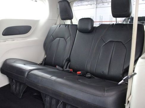 Used 2018 Chrysler Pacifica Touring-L image 10