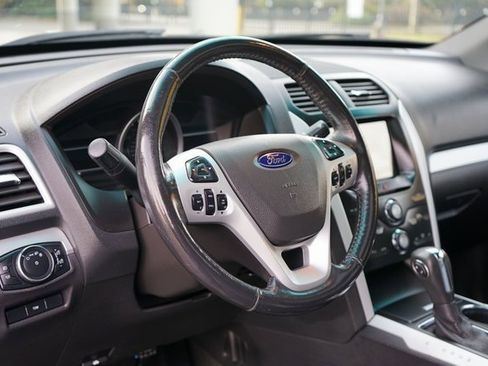 Used 2013 Ford Explorer XLT image 11