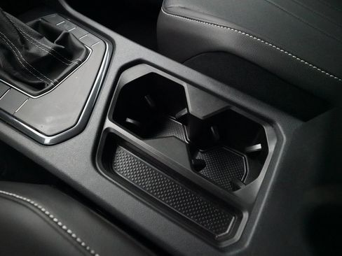 Used 2024 Volkswagen Tiguan SE image 18