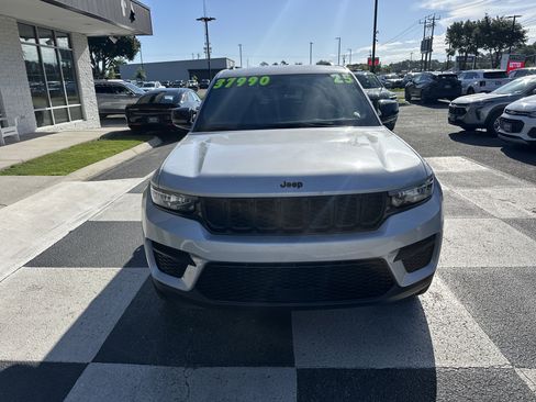Used 2025 Jeep Grand Cherokee Altitude AWD/4WD image 2