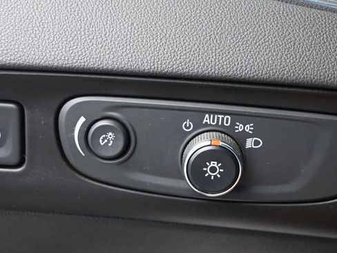 Used 2018 Buick Enclave Essence image 31