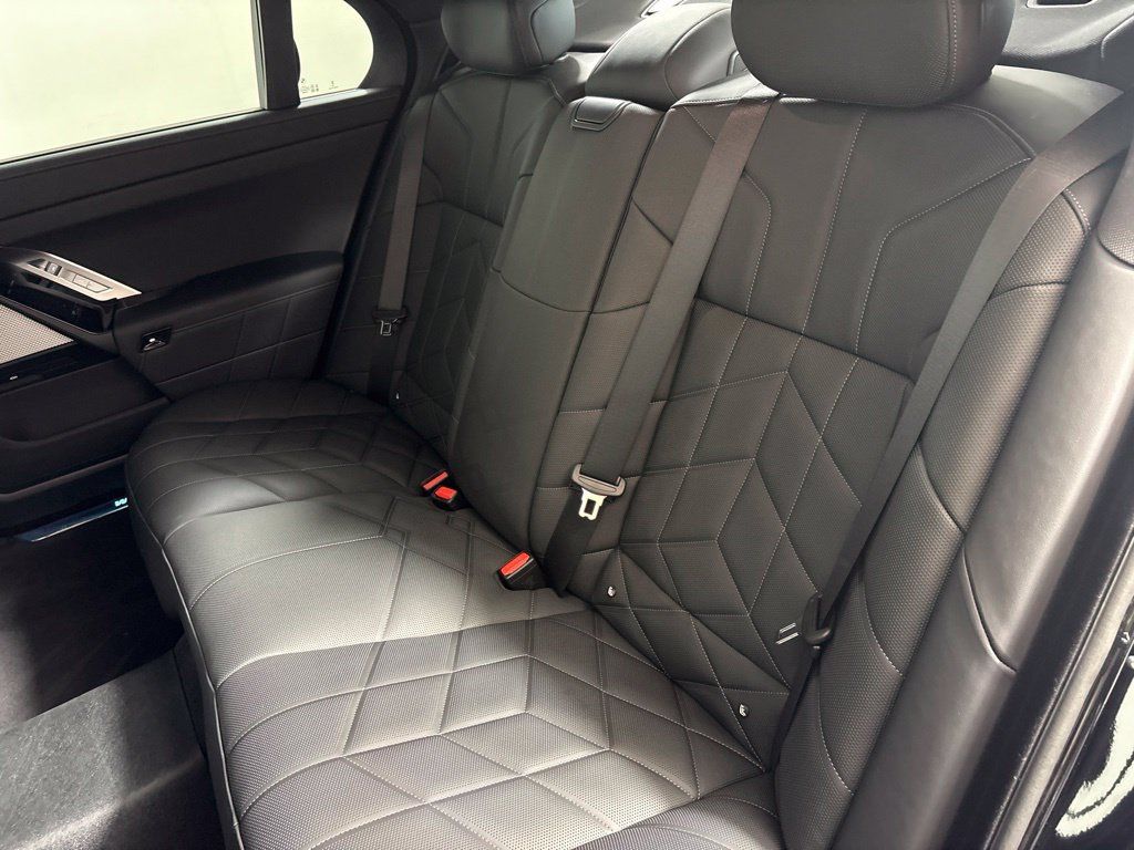 Certified 2025 BMW 750e xDrive AWD/4WD image 30