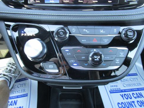 New 2025 Chrysler Pacifica Select image 32