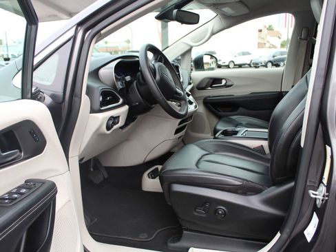Used 2023 Chrysler Pacifica Touring-L image 13