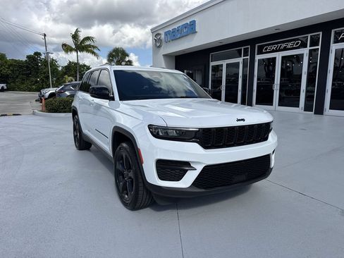 Used 2022 Jeep Grand Cherokee Altitude AWD/4WD image 7