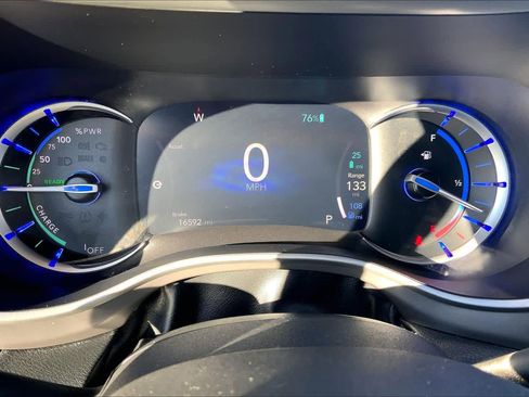 Used 2025 Chrysler Pacifica Select image 25