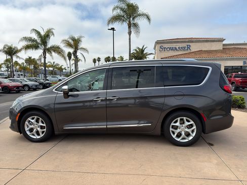Used 2020 Chrysler Pacifica Limited w/ Advanced Safetytec Group FWD image 7