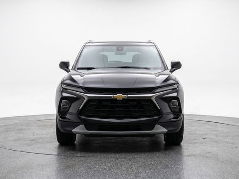 Used 2025 Chevrolet Blazer LT FWD image 2