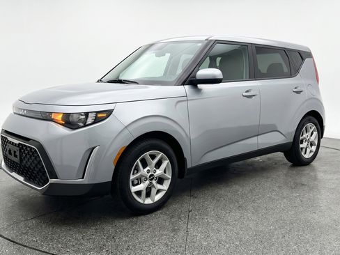 Used 2025 Kia Soul LX w/ LX Technology Package image 3