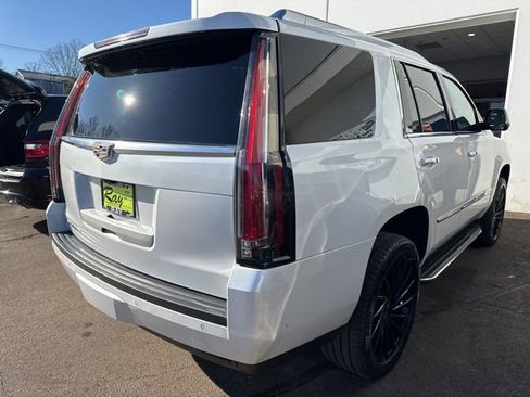 Used 2019 Cadillac Escalade Luxury image 3